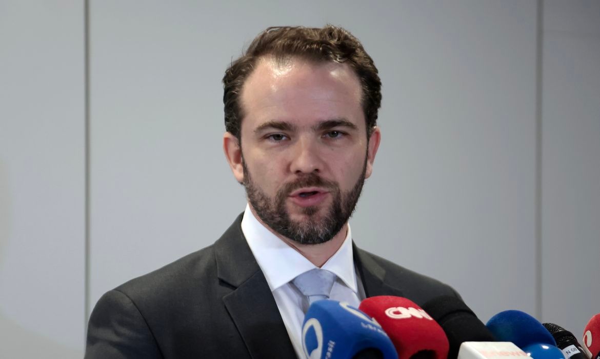 Durigan propõe avanço na justiça tributária durante reuniões do G7