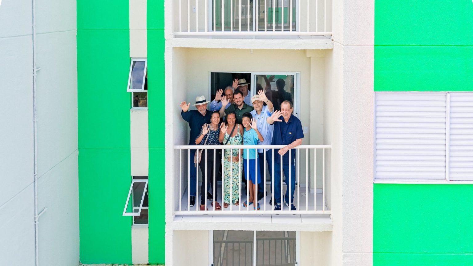 Famílias comemoram entrega da casa própria no Parque das Tribos