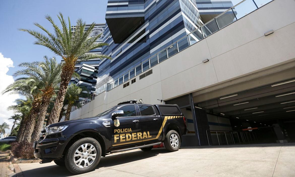 Operação contra fraudes no INSS cumpre buscas em quatro estados