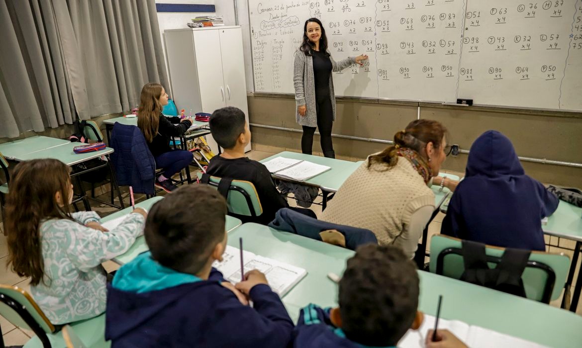 MP do piso salarial dos professores segue para sanção de Lula