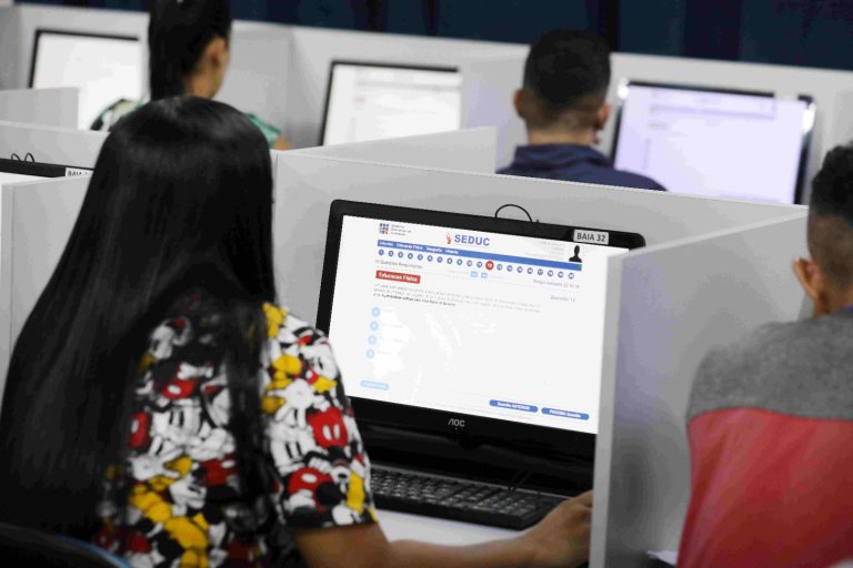 Provão Eletrônico ajuda jovens e adultos a concluírem estudos em Manaus