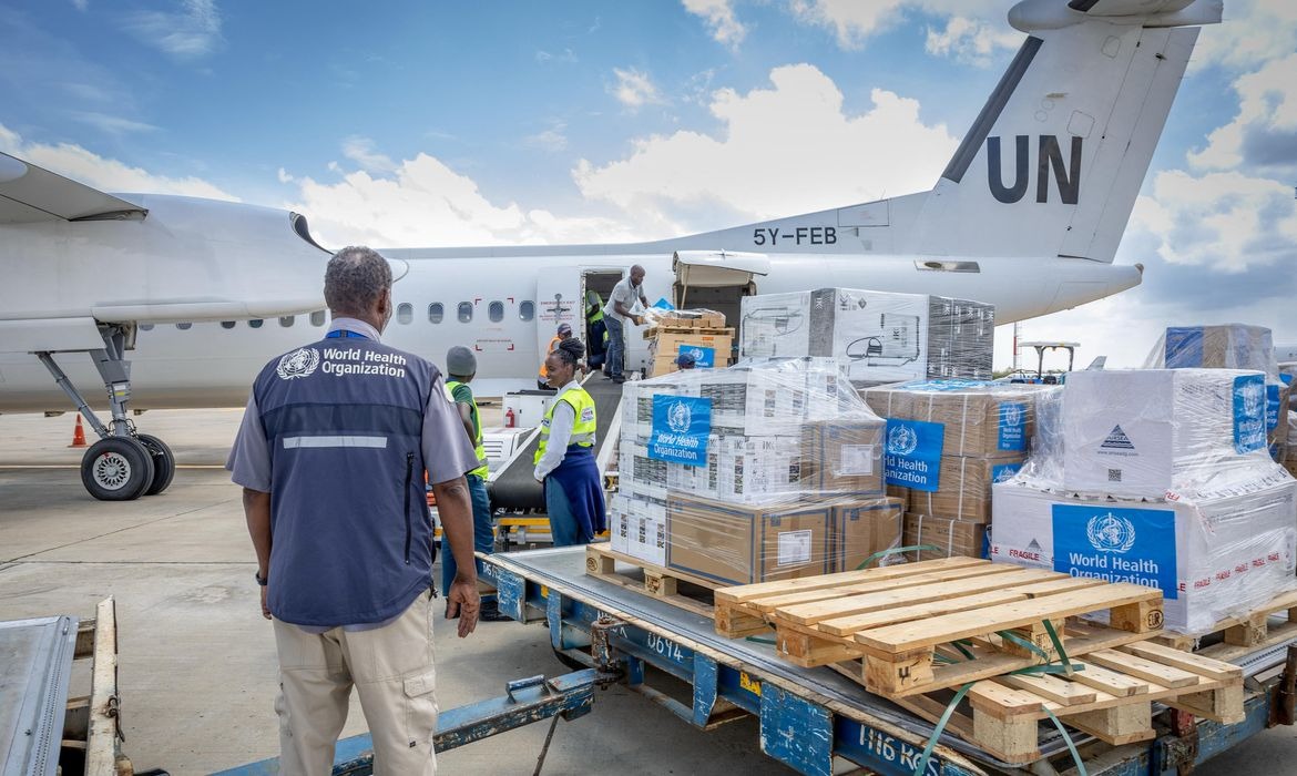 Surto de ebola no Congo preocupa OMS e leva países a reforçar restrições