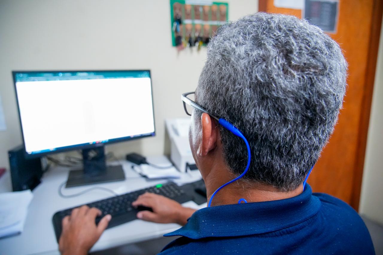 Amazonas lança operação para garantir inclusão digital de servidores públicos idosos
