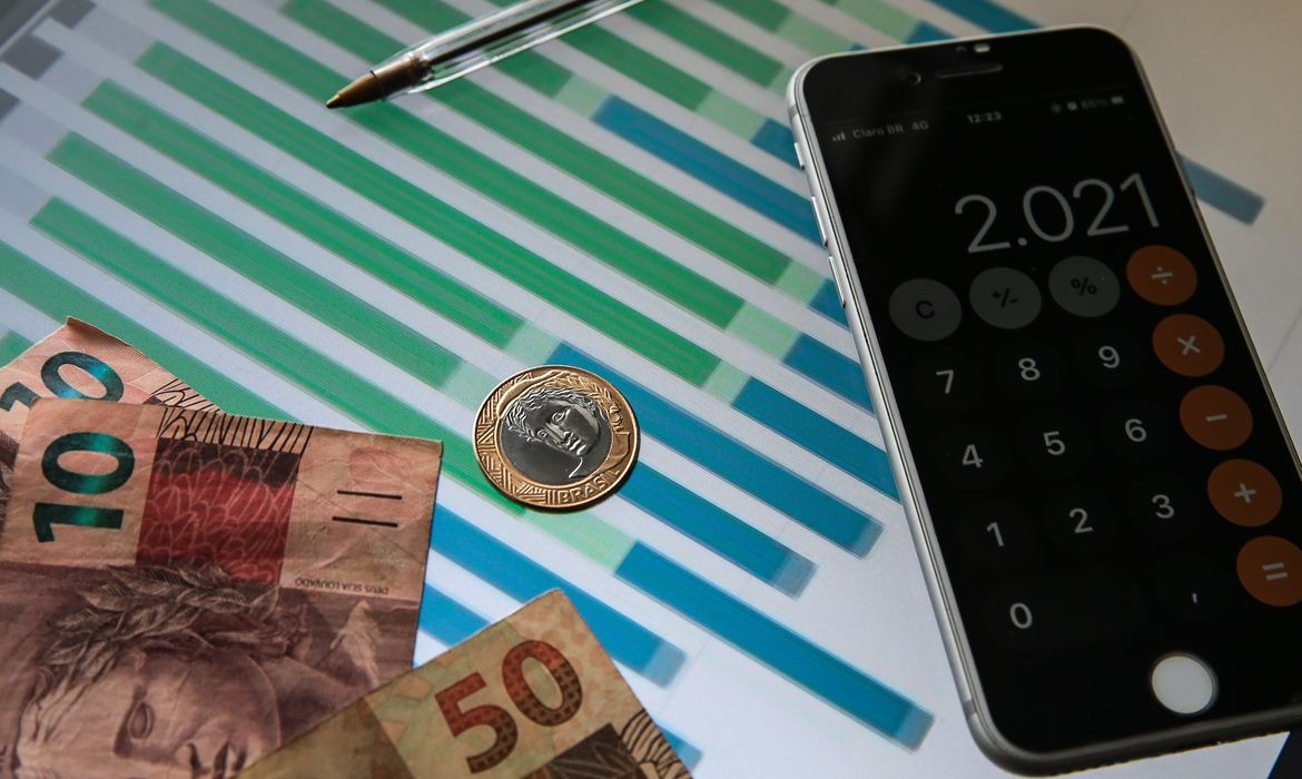 Dívida pública ultrapassa R$ 10 trilhões enquanto contas fecham abril no azul