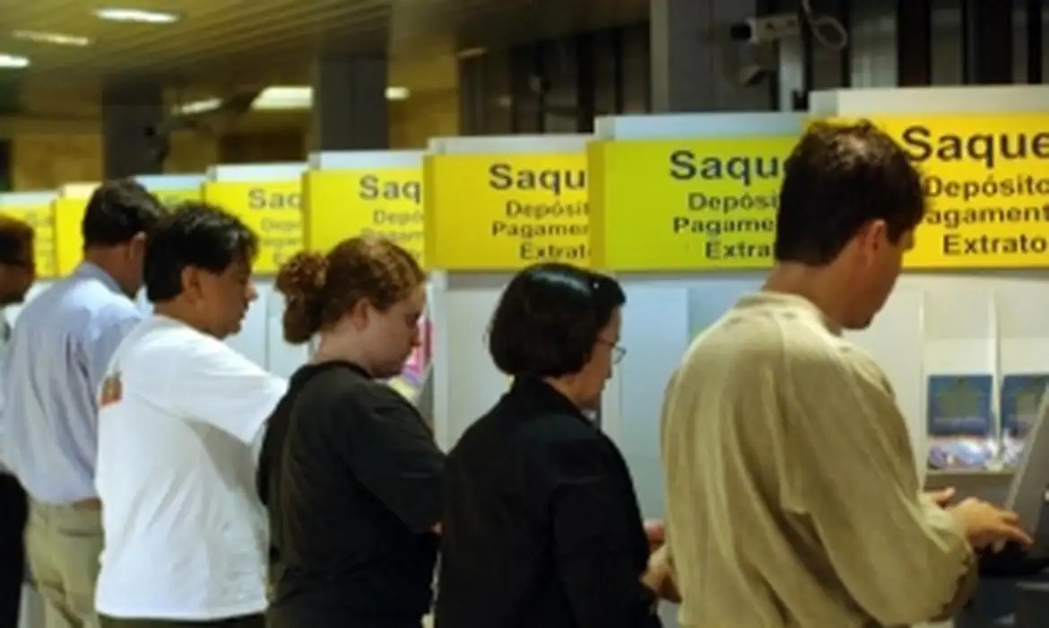 Bancos retomam atendimento após feriado