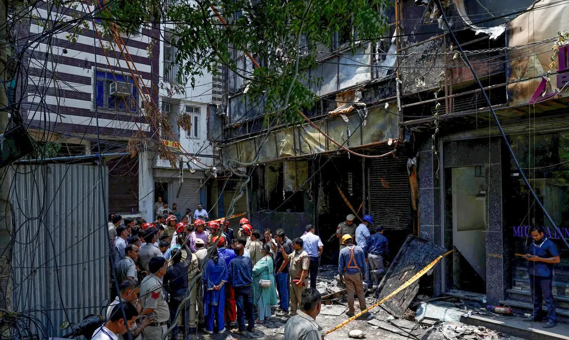 Incêndio em hotel é controlado após horas