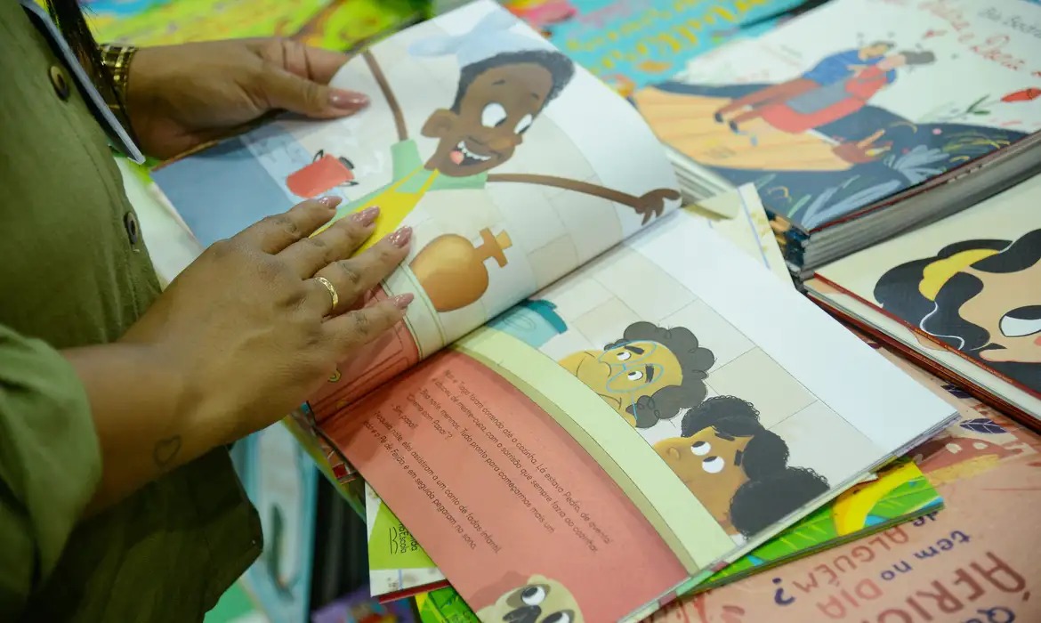 Bienal nas Escolas fortalece bibliotecas públicas