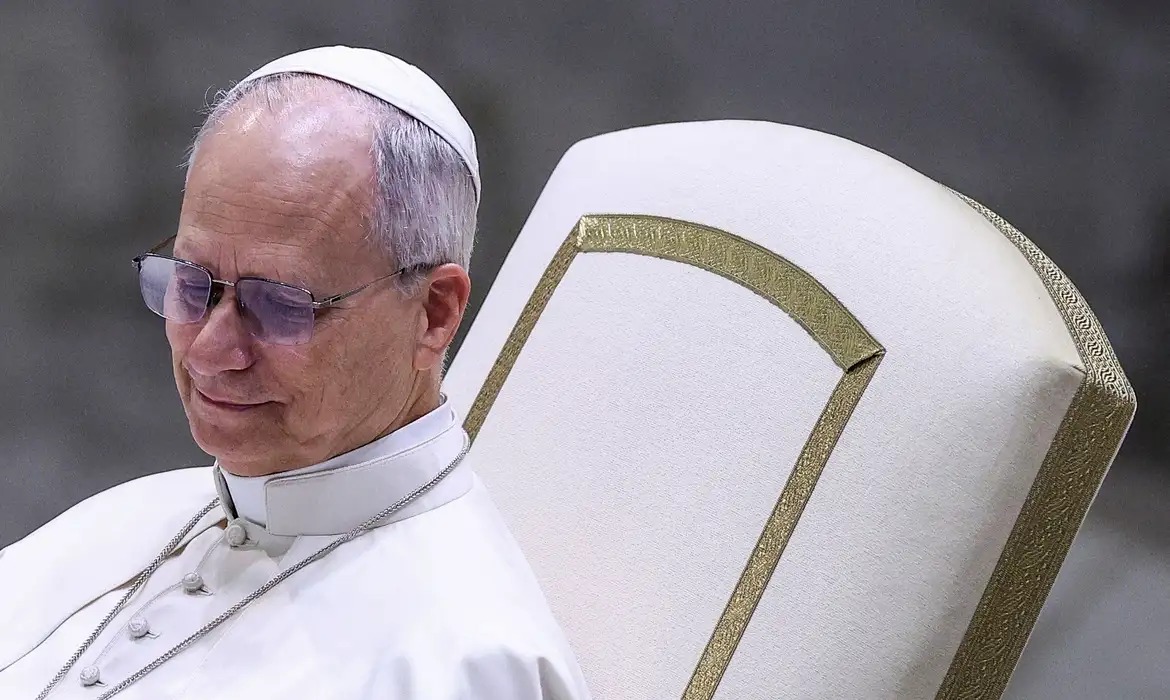 Jovem relata tentativa de feminicídio e emociona papa
