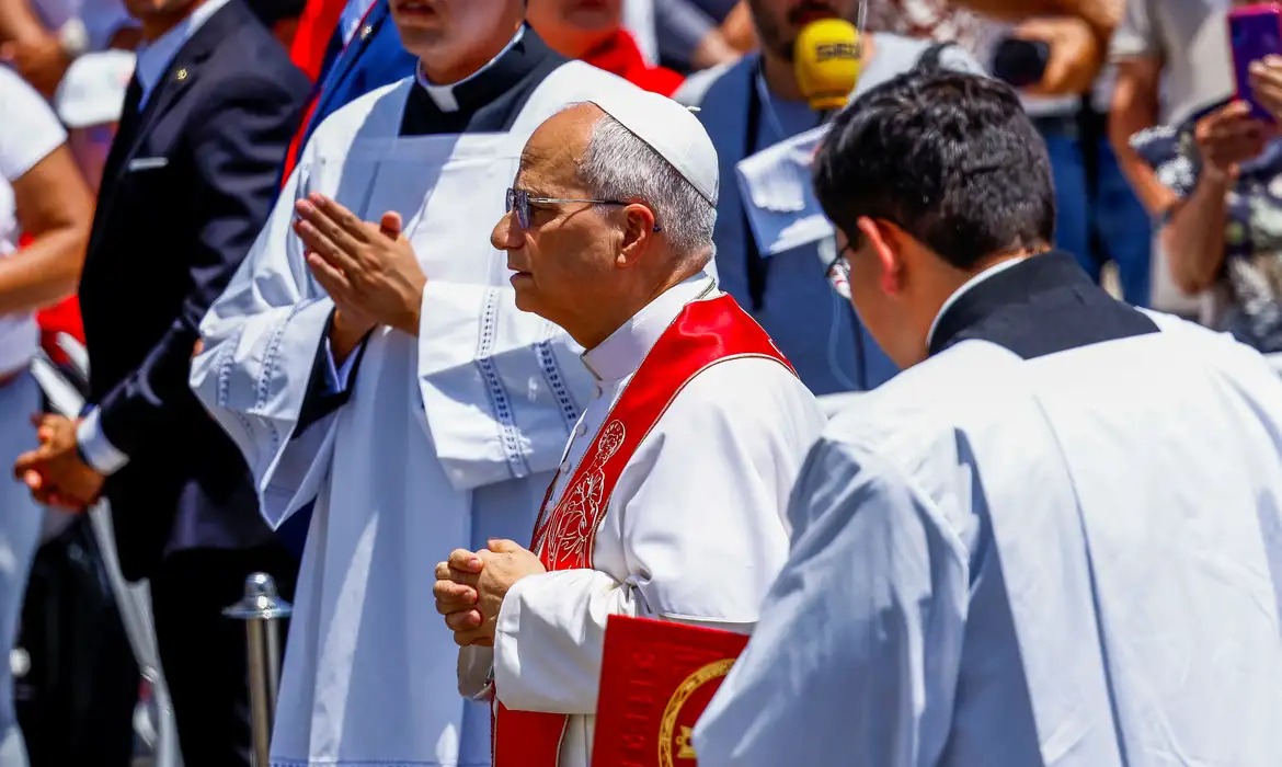 Papa visita Canárias para tratar crise migratória