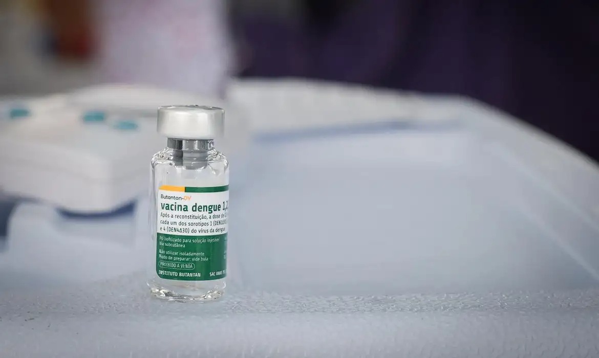 Vacina da dengue segue em testes após suspensão