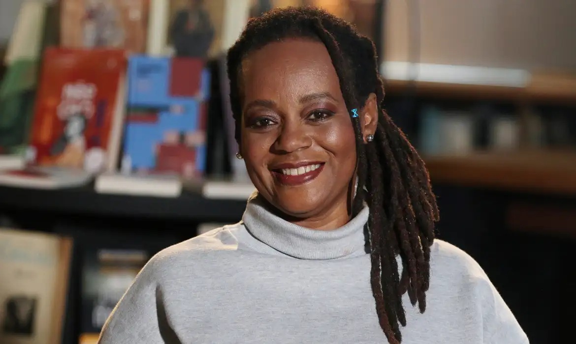 Livro de Eliana Alves Cruz vence prêmio da ABL