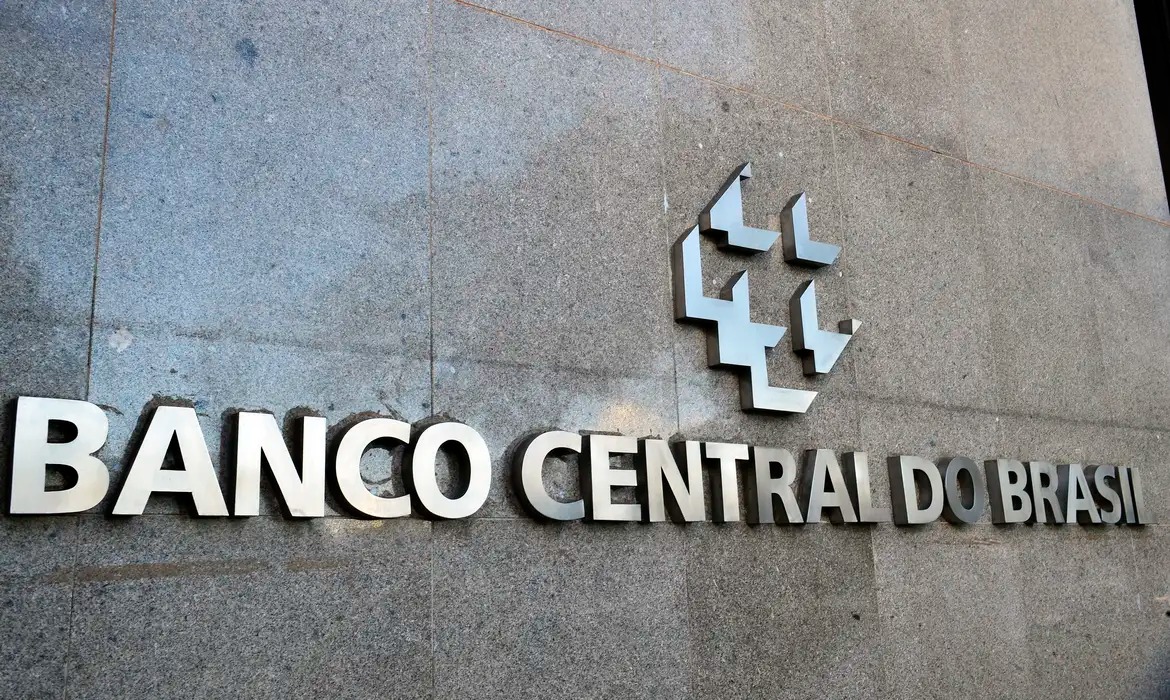 Selic 13,75% mantém economia sob pressão
