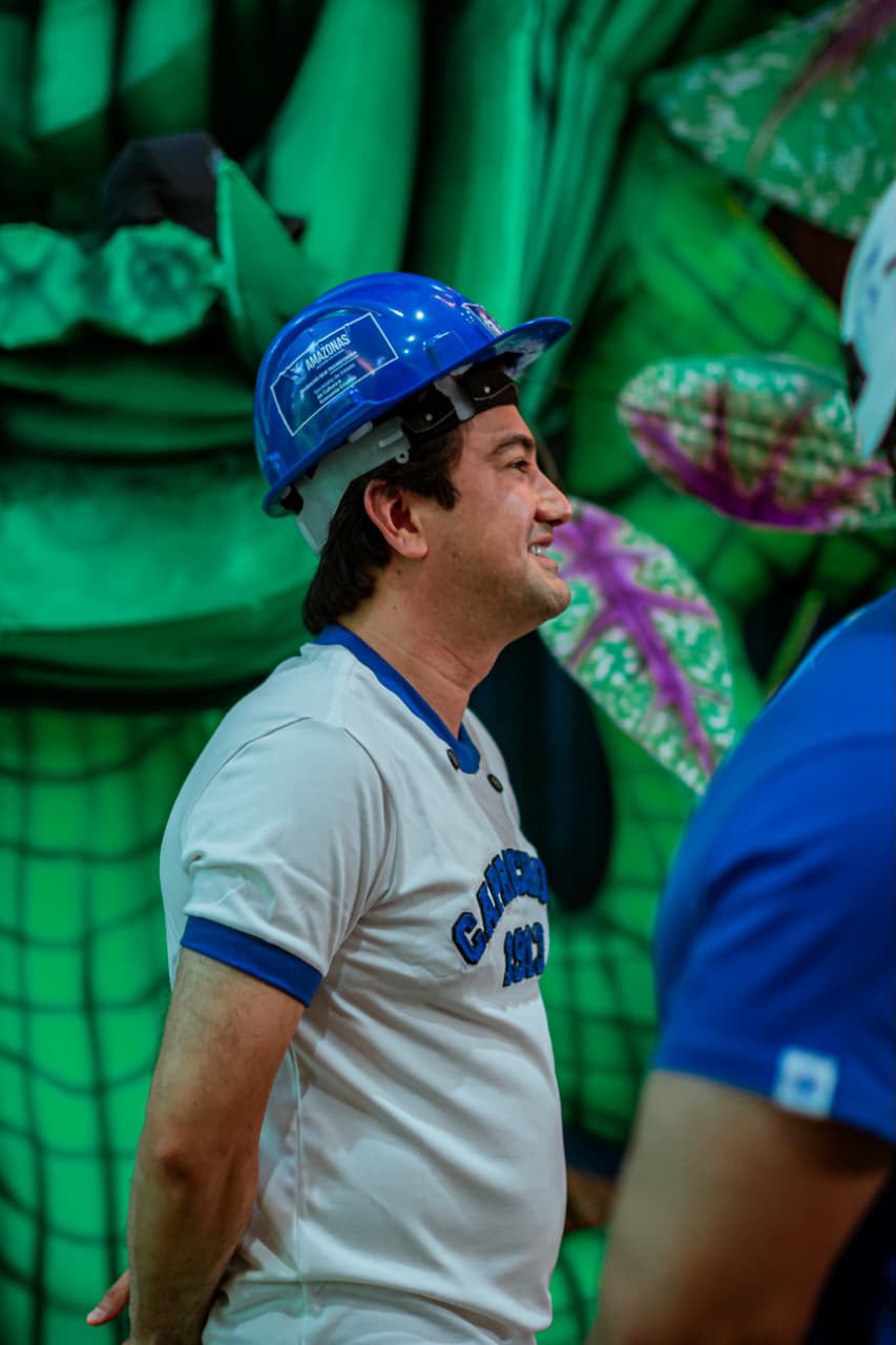 Jender Lobato Caprichoso visita bastidores
