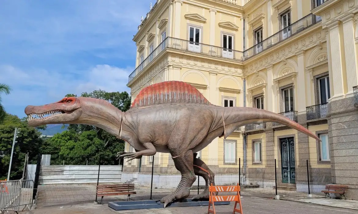 Dinossauro Museu Nacional ganha versão animatrônica gigante