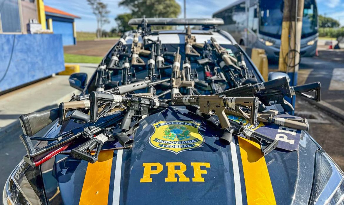 Apreensão de fuzis PRF prende motorista