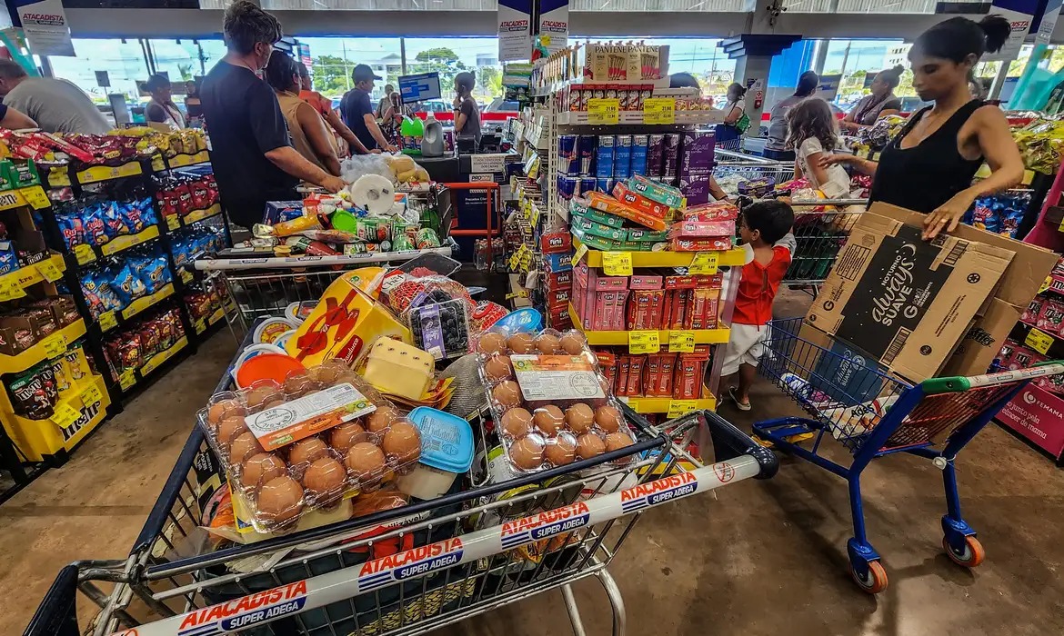 Alimentos puxam inflação de junho
