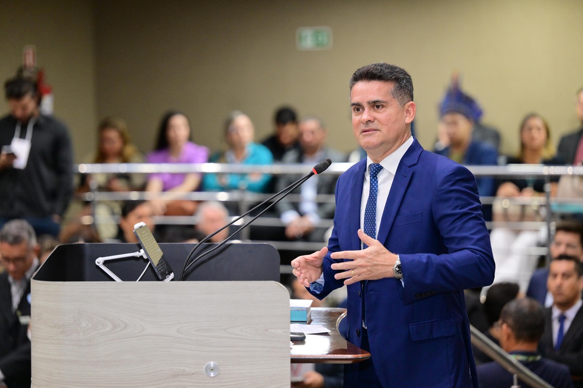 David Almeida propõe revisão de contratos públicos antes das eleições de 2026