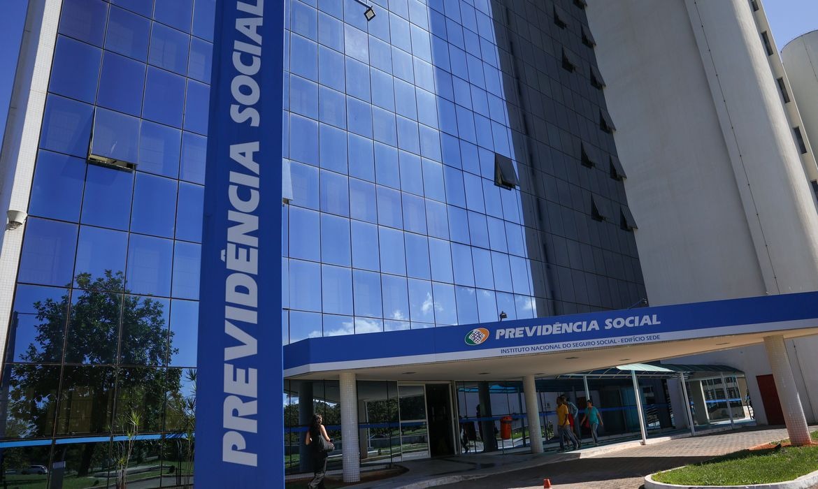 Reclamações sobre demora no INSS caem 44% em 2026
