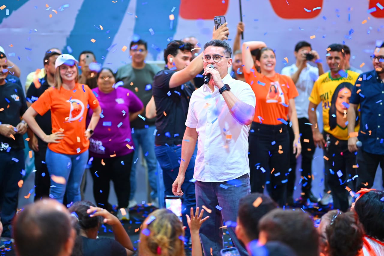 David Almeida destaca trabalho social de Vivi Lira durante lançamento de pré-candidatura
