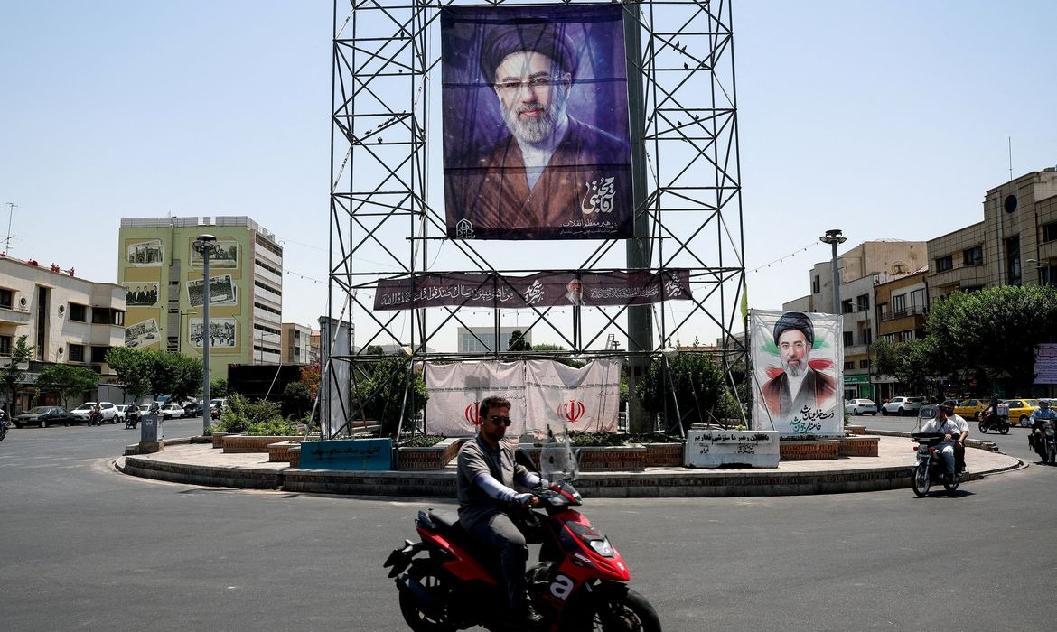 Ali Khamenei recebe homenagens em cerimônias com forte simbolismo político