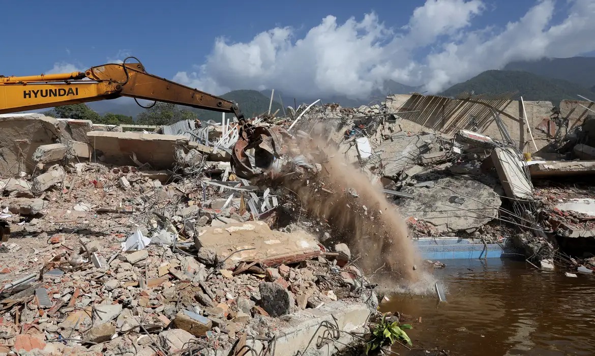 Equipes mantêm operações de resgate após terremotos na Venezuela