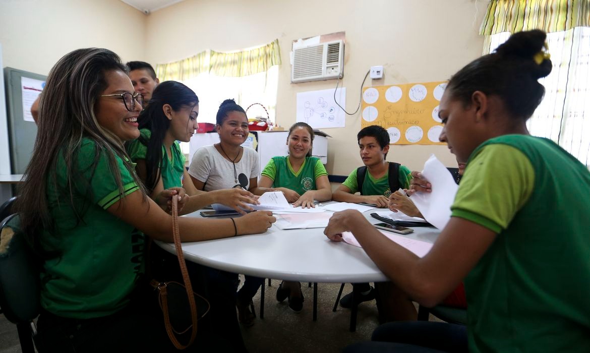 Pé-de-Meia fortalece educação e reduz evasão escolar no Brasil