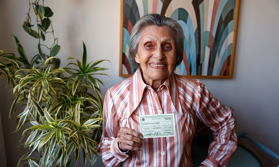 Mulheres idosas representam maioria do eleitorado acima de 60 anos