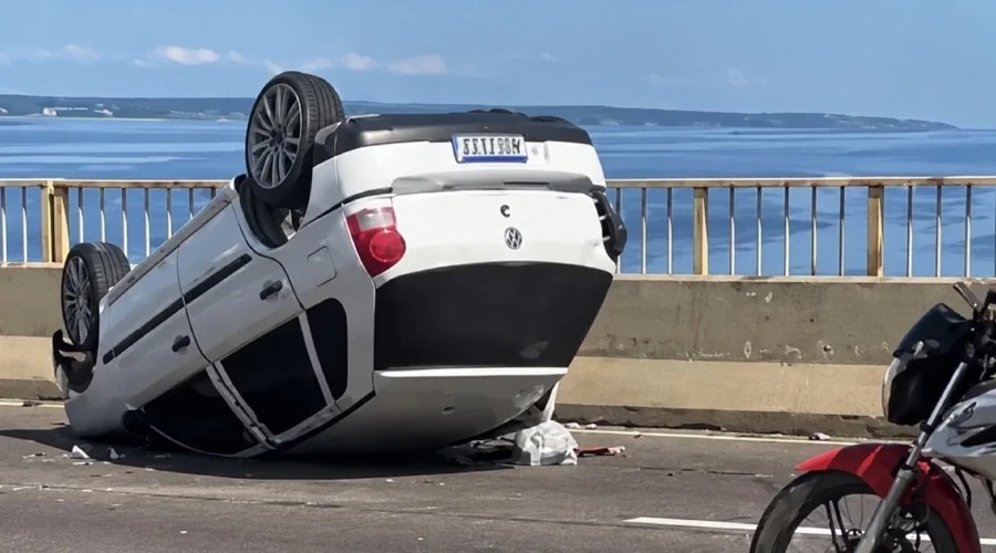 Carro capota e fica sobre a pista após colisão na Ponte Rio Negro
