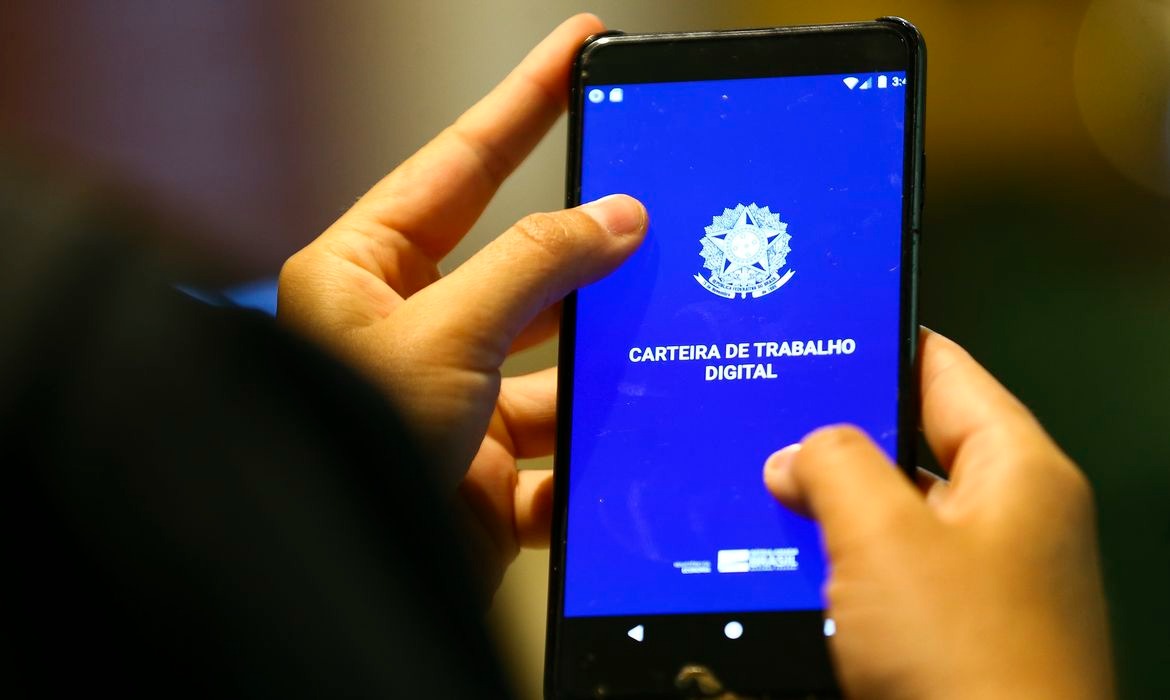 Desemprego recua de 6,1% para 5,4% no Brasil no segundo trimestre de 2026
