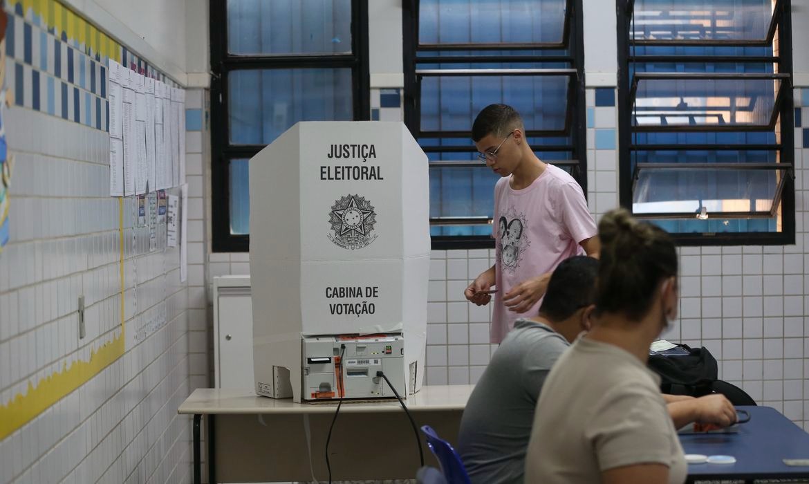 Universidades e instituições públicas participam da fiscalização das urnas eletrônicas