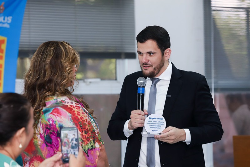 Prefeito Renato Junior participa de homenagem a servidores aposentados de Manaus
