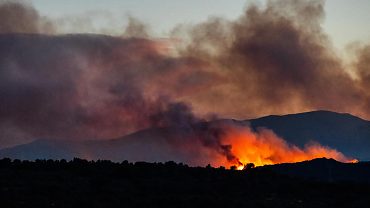 Mais de 10 mil pessoas são retiradas após incêndio florestal na França