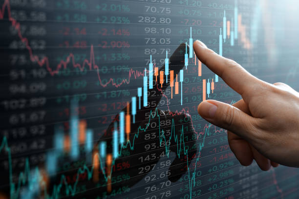 Investidores buscam proteção e dólar ganha força diante da crise global