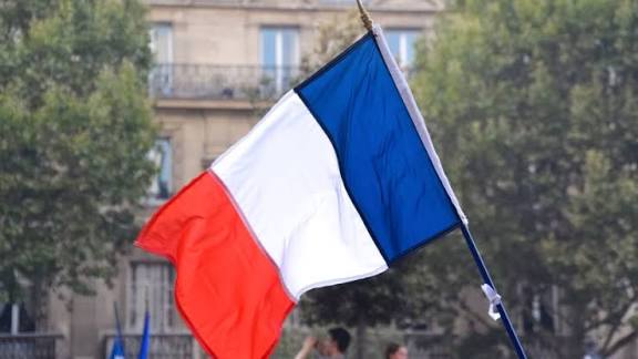 França segue Austrália e aprova restrição de redes sociais para menores