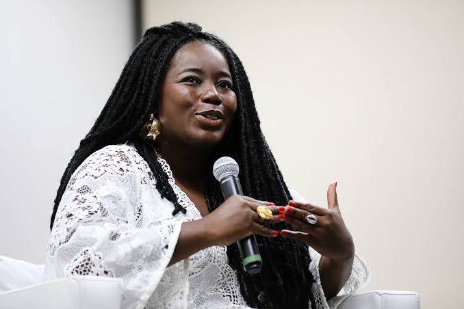 Carla Akotirene aborda racismo no sistema prisional e defende ampliação do debate racial