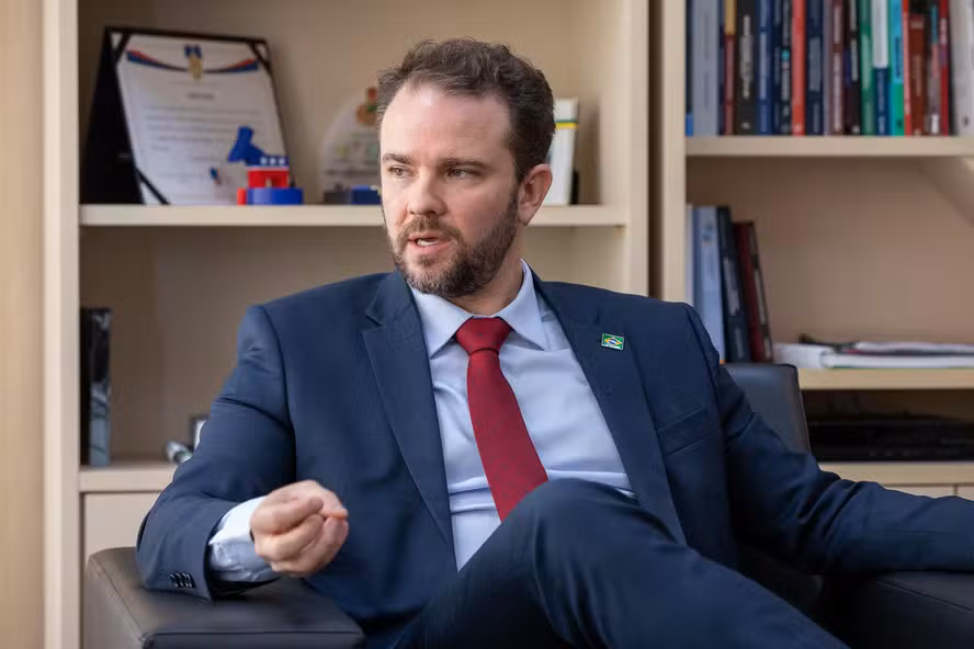 Ministro Dario Durigan fala sobre cenário fiscal e dívida pública do Brasil