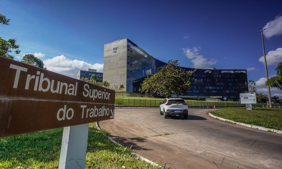 A Justiça do Trabalho reforça o alerta sobre a prática de assédio eleitoral no ambiente profissional, especialmente durante períodos de eleições. A conduta ocorre quando empregadores ou superiores hierárquicos utilizam sua posição para pressionar, constranger ou influenciar trabalhadores em relação a suas escolhas políticas ou eleitorais.