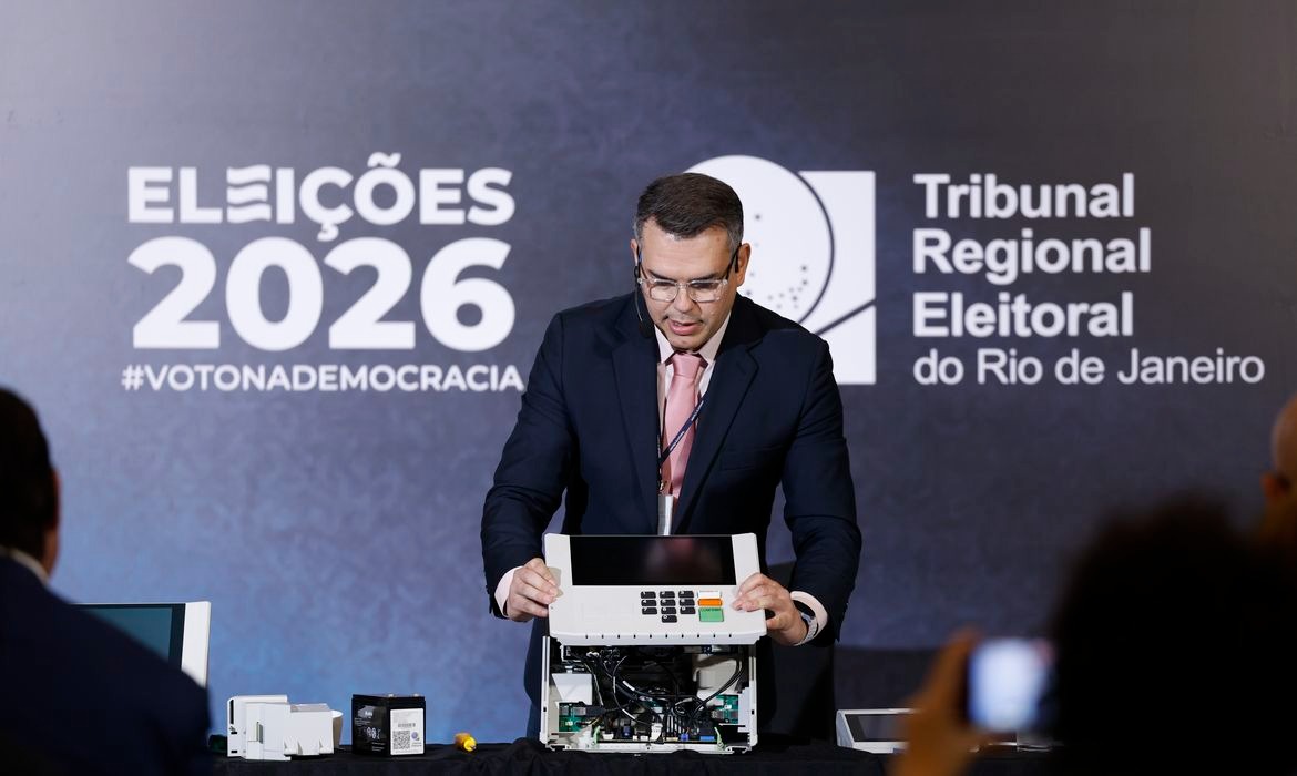 TRE-RJ abre urna eletrônica para combater desinformação