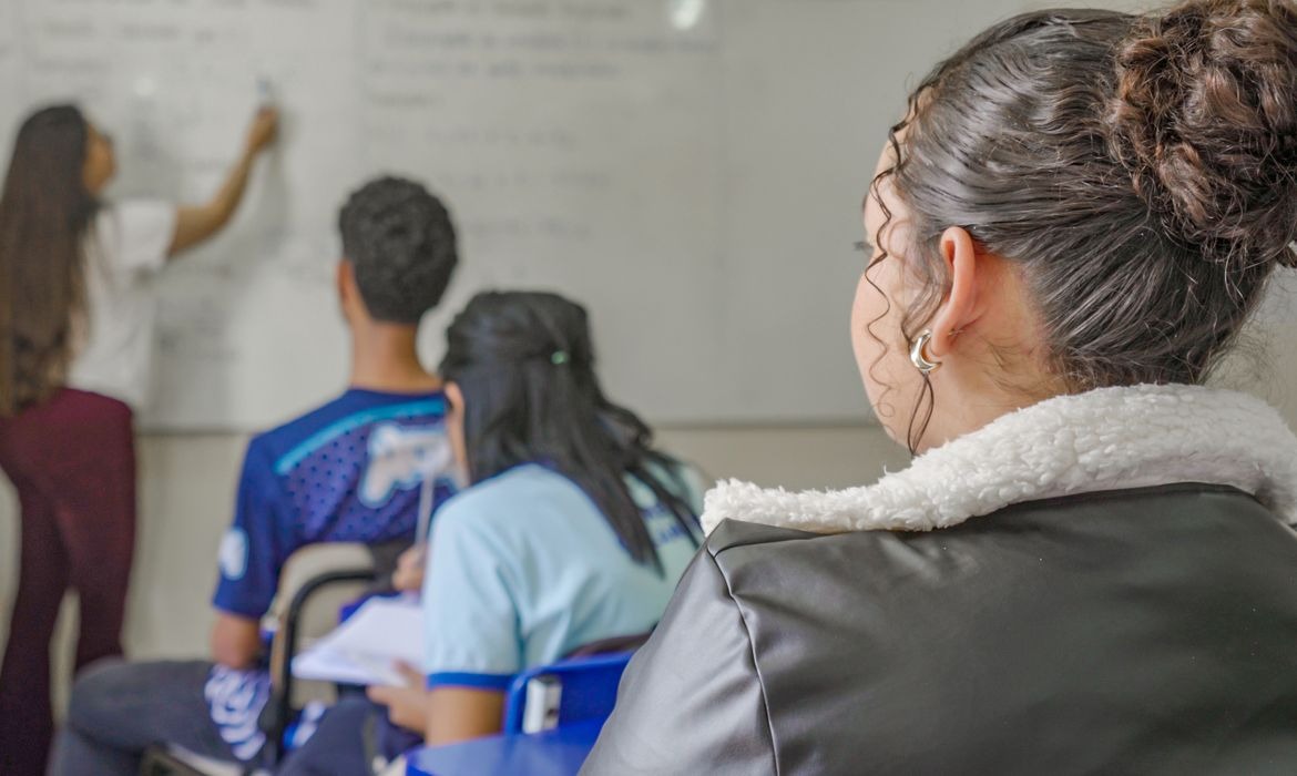 Pesquisa revela como gravidez precoce afeta o futuro das jovens brasileiras