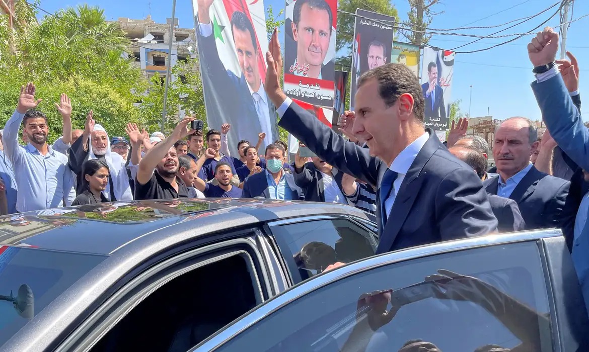 Bashar al-Assad condenado à morte; ex-presidente permanece na Rússia