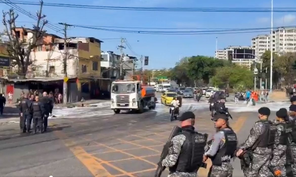 Rio tem bloqueios após manifestação contra operação policial