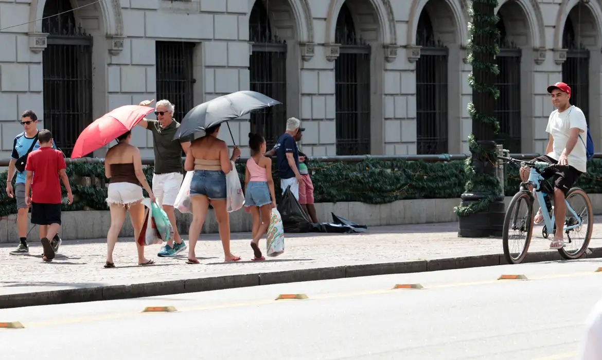 Previsão do tempo: onda de calor aumenta temperaturas em várias regiões do Brasil