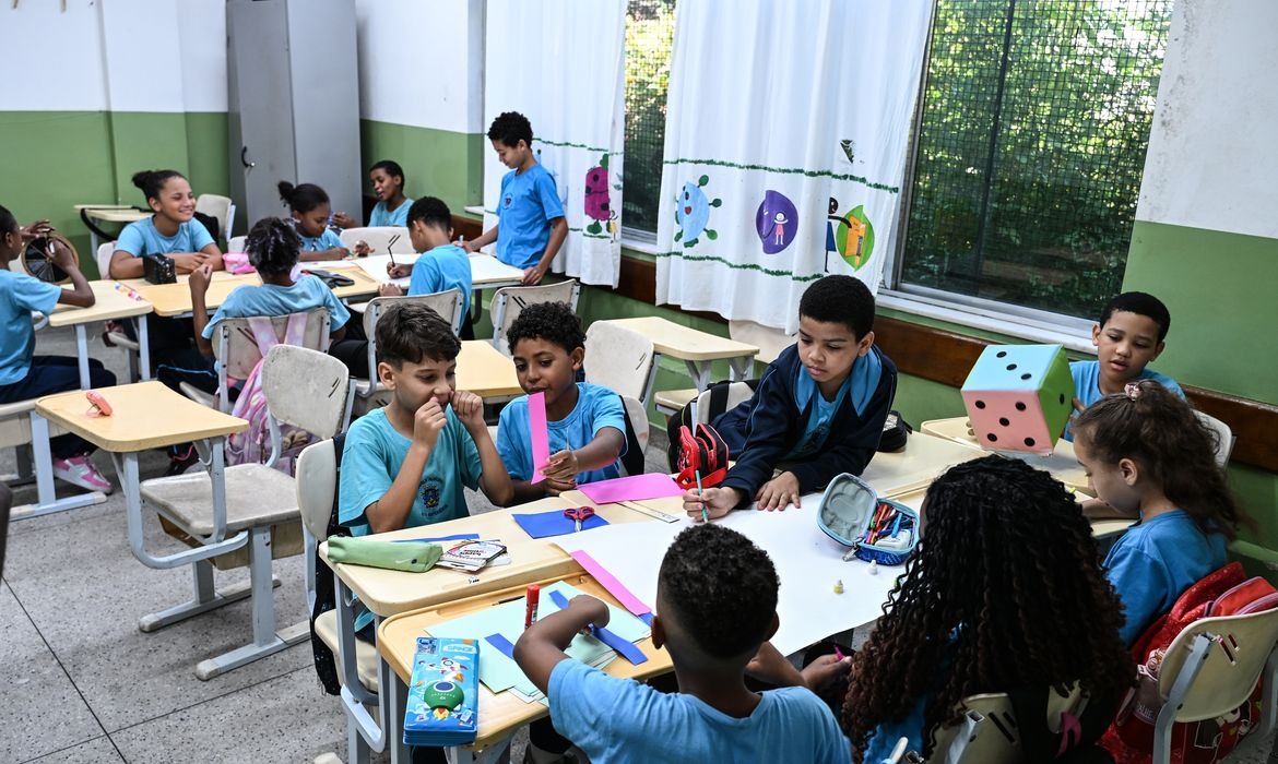 Ensino integral é apontado como caminho para melhorar educação no Brasil