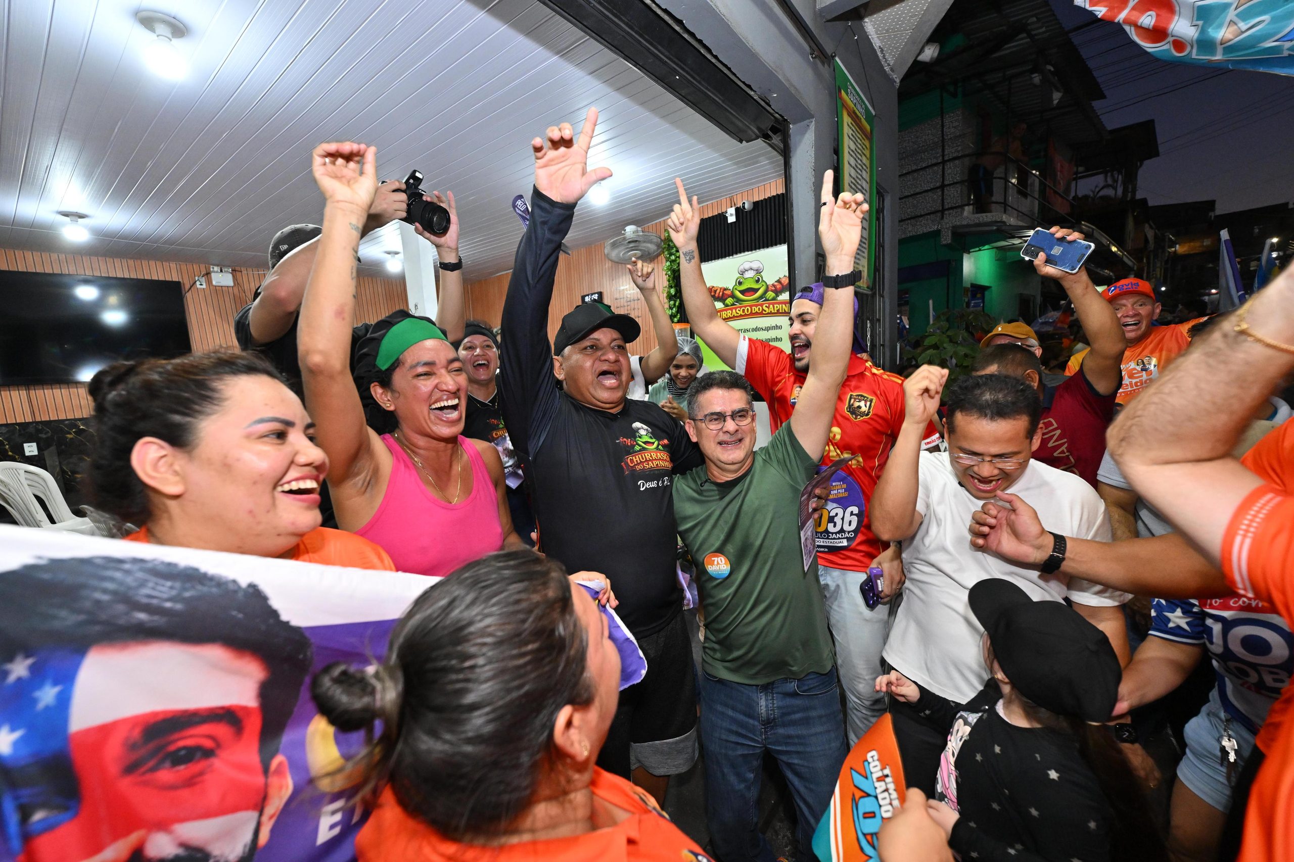 David Almeida e Dra. Shádia encerram caminhada com participação de moradores