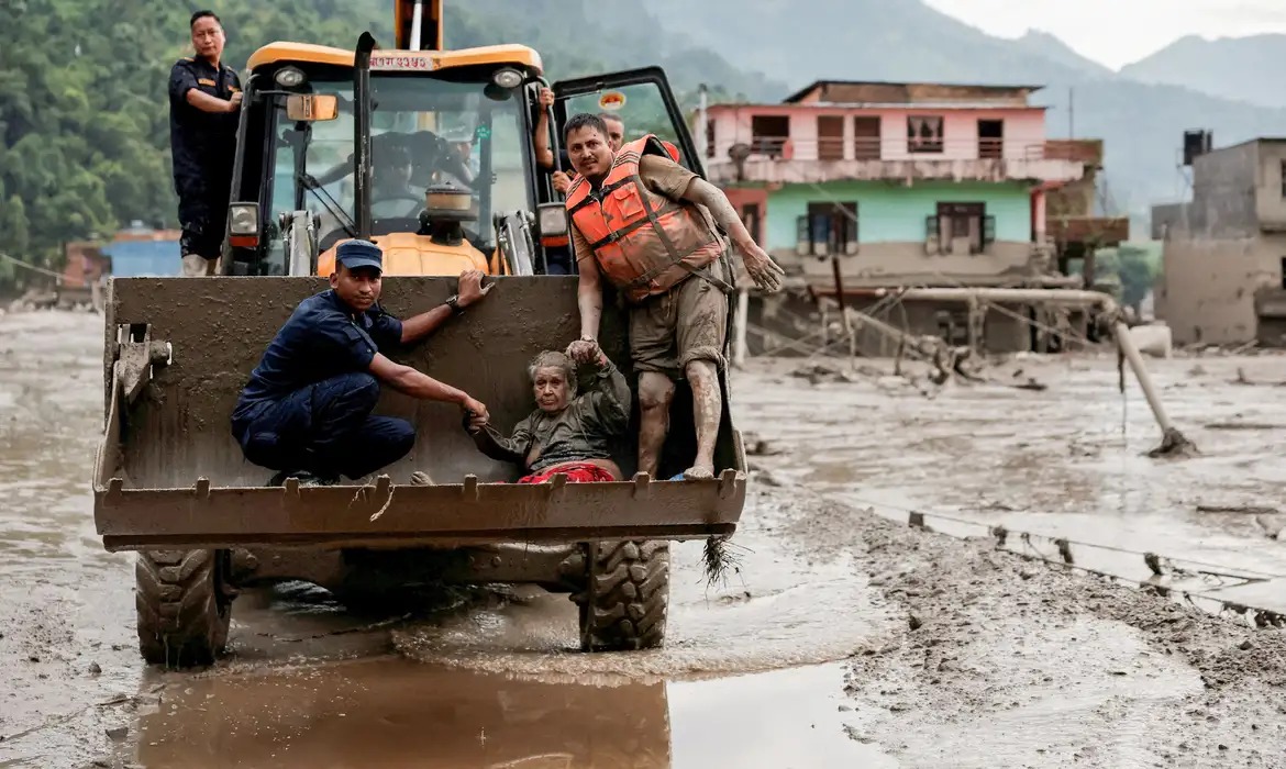 Mais de 300 turistas desaparecidos no Nepal após desastre natural