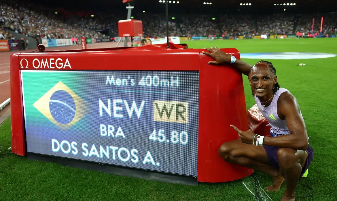 Alison dos Santos quebra recorde mundial e celebra grande conquista