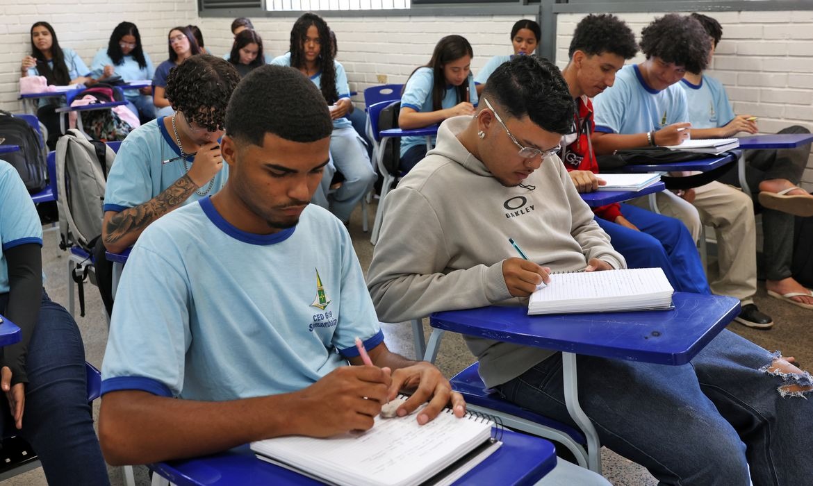 Pé-de-Meia: nascidos em novembro recebem R$ 200 hoje