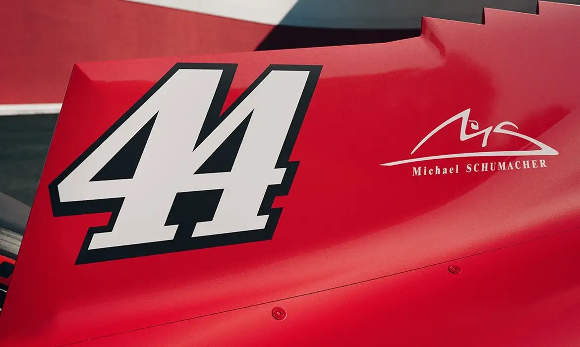 Ferrari presta homenagem a Schumacher diante da torcida italiana