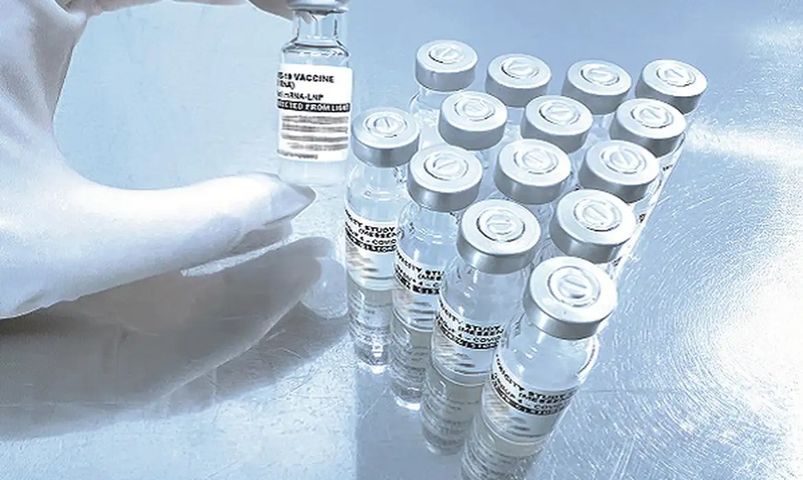 Fiocruz inicia preparação para testes da primeira vacina brasileira de RNA contra covid-19