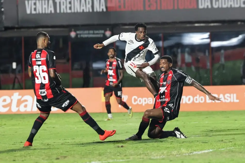 Vasco vence Vitória no Barradão e garante classificação para a semifinal